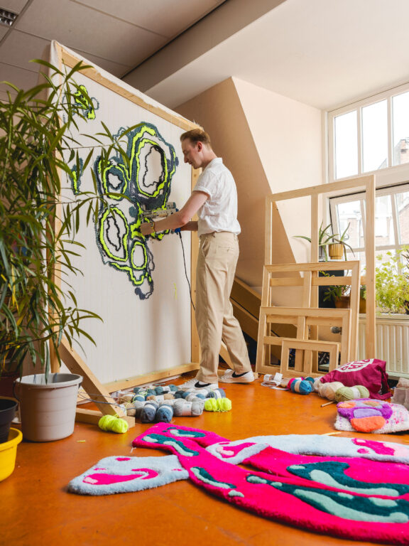 Docent Lennard Blokker is aan het werk in zijn atelier. Hij is bezig met het maken van een nieuw ontwerp.