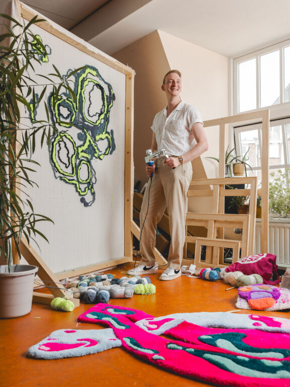 Docent Lennard Blokker is aan het werk in zijn atelier. Hij is bezig met het maken van een nieuw ontwerp.