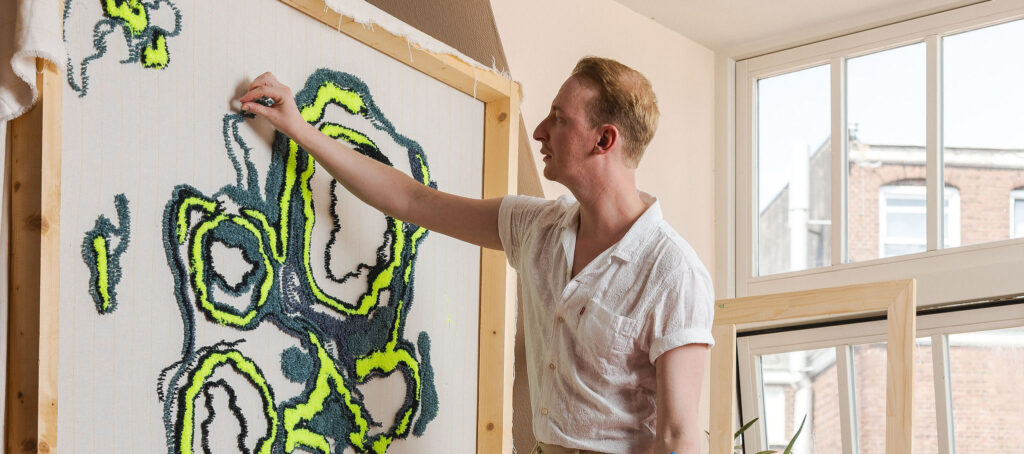 Docent Lennard Blokker is aan het werk in zijn atelier. Hij is bezig met het maken van een nieuw ontwerp.