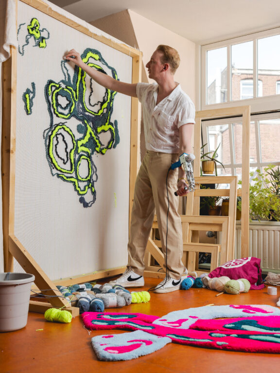Docent Lennard Blokker is aan het werk in zijn atelier. Hij is bezig met het maken van een nieuw ontwerp.