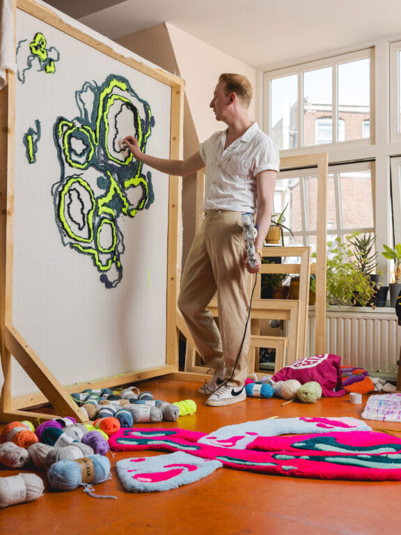 Docent Lennard Blokker is aan het werk in zijn atelier. Hij is bezig met het maken van een nieuw ontwerp.