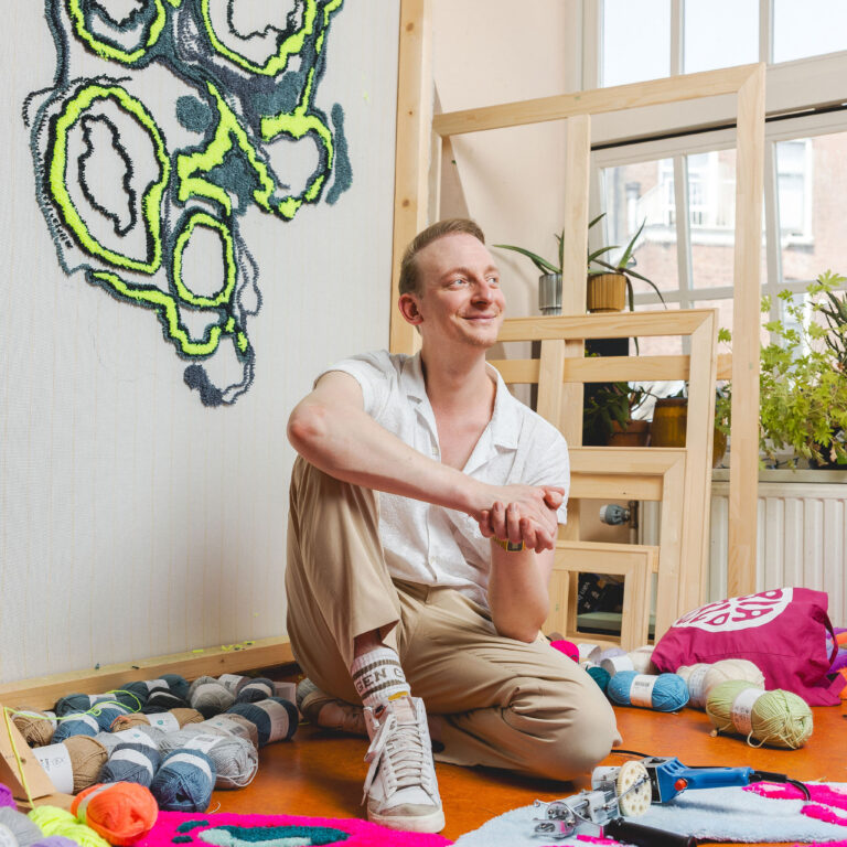 Docent Lennard Blokker is aan het werk in zijn atelier. Hij vertelt over zijn creatieve passie.