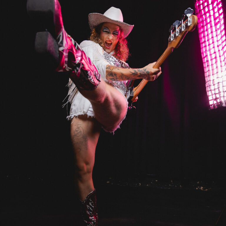 Docent Pieter is naast docent zijn ook frontvrouw en bassist van de band Glock '45.