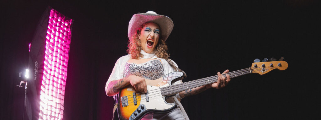 Docent Pieter is naast docent zijn ook frontvrouw en bassist van de band Glock '45.