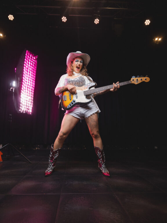 Docent Pieter is naast docent zijn ook frontvrouw en bassist van de band Glock '45.