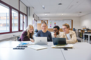 Studenten van de opleiding Creative Marketing & Communication zijn aan het brainstormen voor hun nieuwe groepsproject.