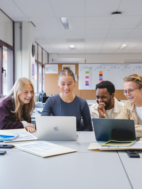 Studenten van de opleiding Creative Marketing & Communication zijn aan het brainstormen voor hun nieuwe groepsproject.