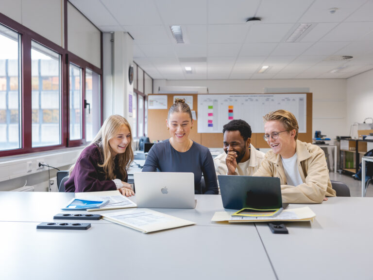 Studenten van de opleiding Creative Marketing & Communication zijn aan het brainstormen voor hun nieuwe groepsproject.