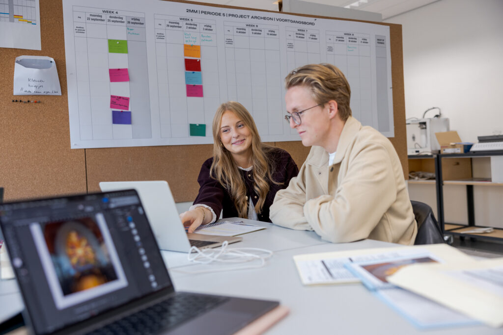 Studenten van de opleiding Creative Marketing & Communication werken samen aan het bedenken van een passend evenement.