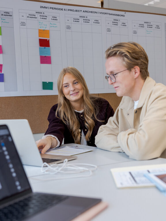 Studenten van de opleiding Creative Marketing & Communication werken samen aan het bedenken van een passend evenement.