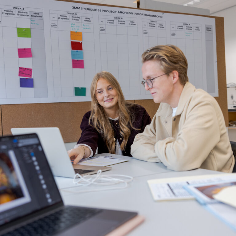 Studenten van de opleiding Creative Marketing & Communication werken samen aan het bedenken van een passend evenement.