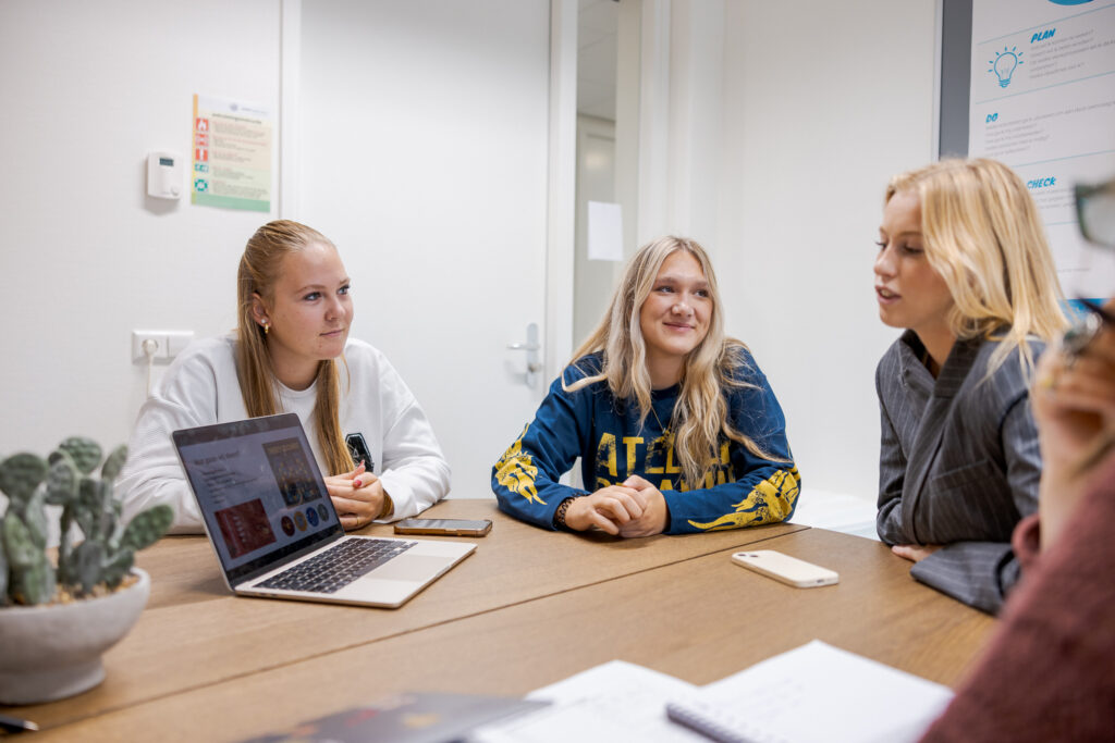 Studenten van de opleiding Creative Marketing & Communication bereiden hun presentatie over hun marketing plan voor.