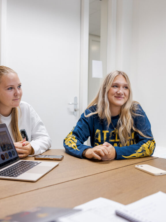 Studenten van de opleiding Creative Marketing & Communication bereiden hun presentatie over hun marketing plan voor.