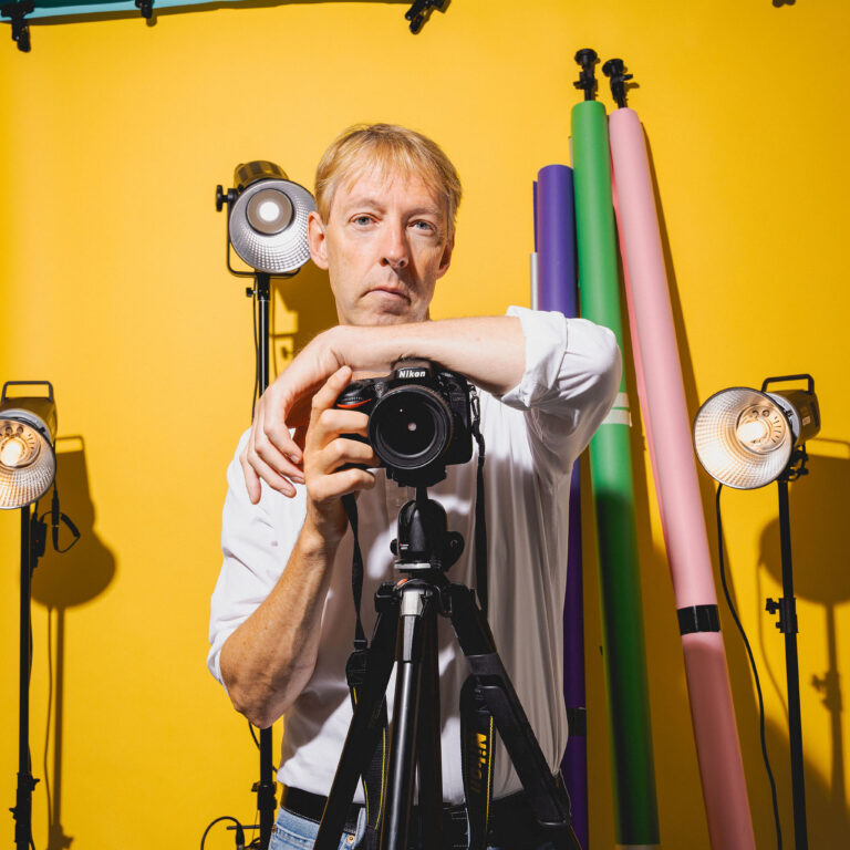 Docent Olaf geeft al 19 jaar les in fotografie. Hij is vaak te vinden in de fotografiestudio van het Grafisch Lyceum Utrecht.