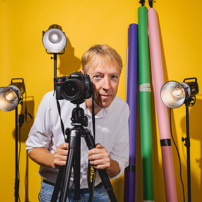 Docent Olaf geeft al 19 jaar les in fotografie. Hij is vaak te vinden in de fotografiestudio van het Grafisch Lyceum Utrecht.
