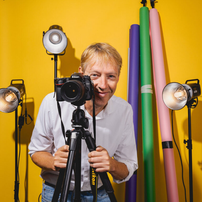 Docent Olaf geeft al 19 jaar les in fotografie. Hij is vaak te vinden in de fotografiestudio van het Grafisch Lyceum Utrecht.