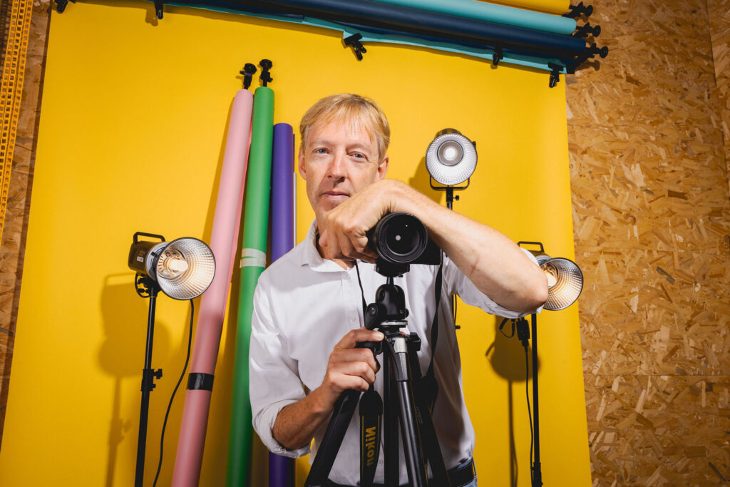 Docent Olaf geeft al 19 jaar les in fotografie. Hij is vaak te vinden in de fotografiestudio van het Grafisch Lyceum Utrecht.