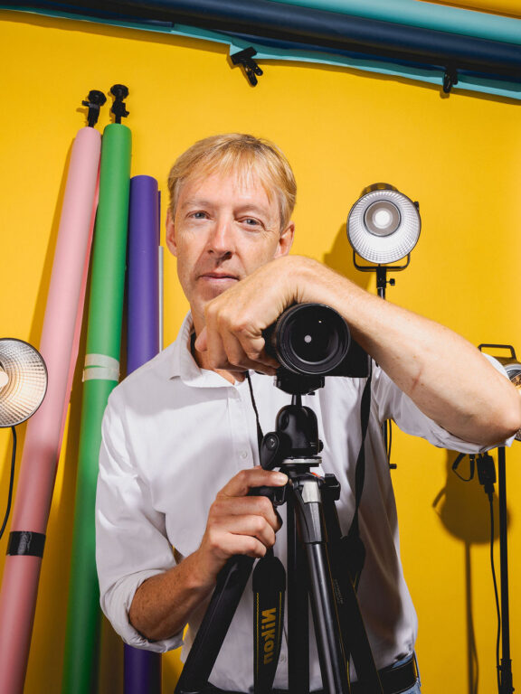 Docent Olaf geeft al 19 jaar les in fotografie. Hij is vaak te vinden in de fotografiestudio van het Grafisch Lyceum Utrecht.