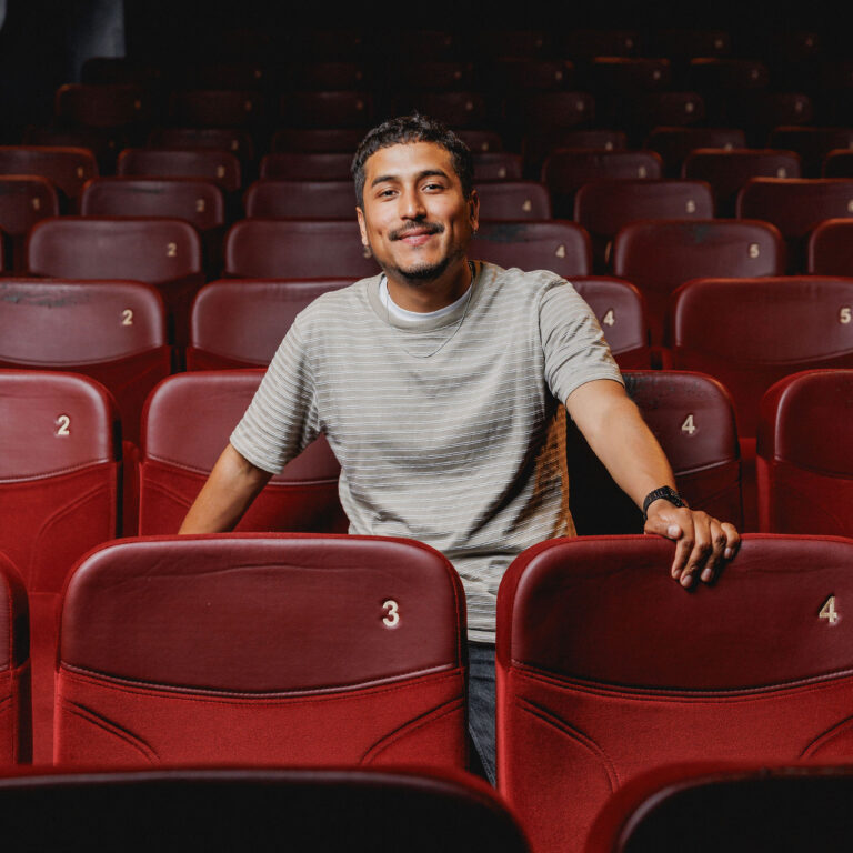 Docent Tomas is bezig met het brainstormen over een nieuwe film. Naast dat hij docent is, is hij ook filmmaker.