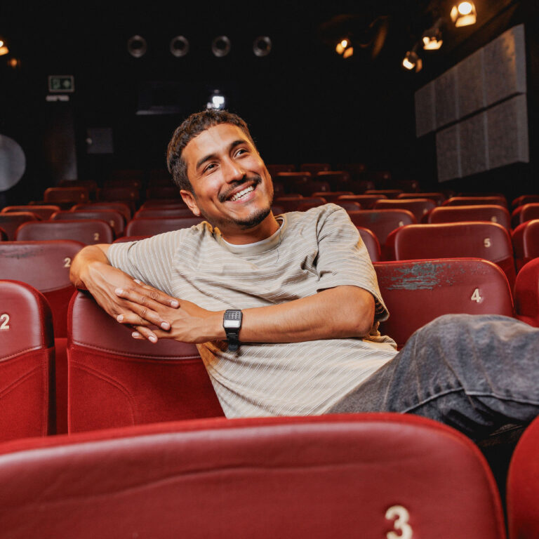 Docent Tomas is bezig met het brainstormen over een nieuwe film. Naast dat hij docent is, is hij ook filmmaker.