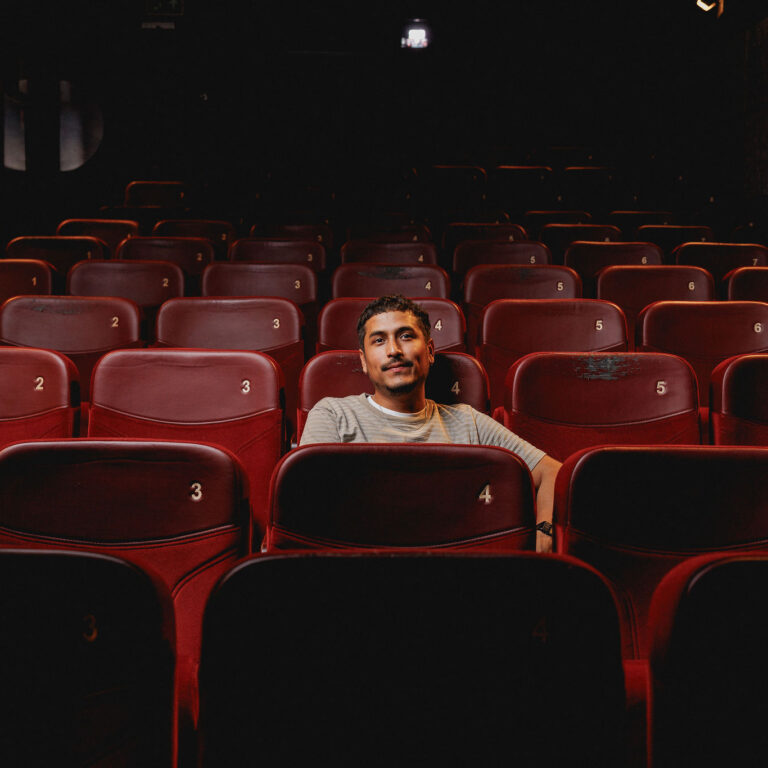 Docent Tomas is bezig met het bedenken van een nieuwe film. Naast dat hij docent is, is hij ook filmmaker.