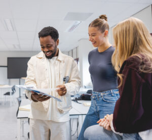 Studenten van de opleiding Creative Marketing en Communication bekijken hun nieuwe opdracht.