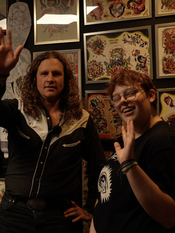 Student Lieke ontwerpt een tattoo voor docent Pieter