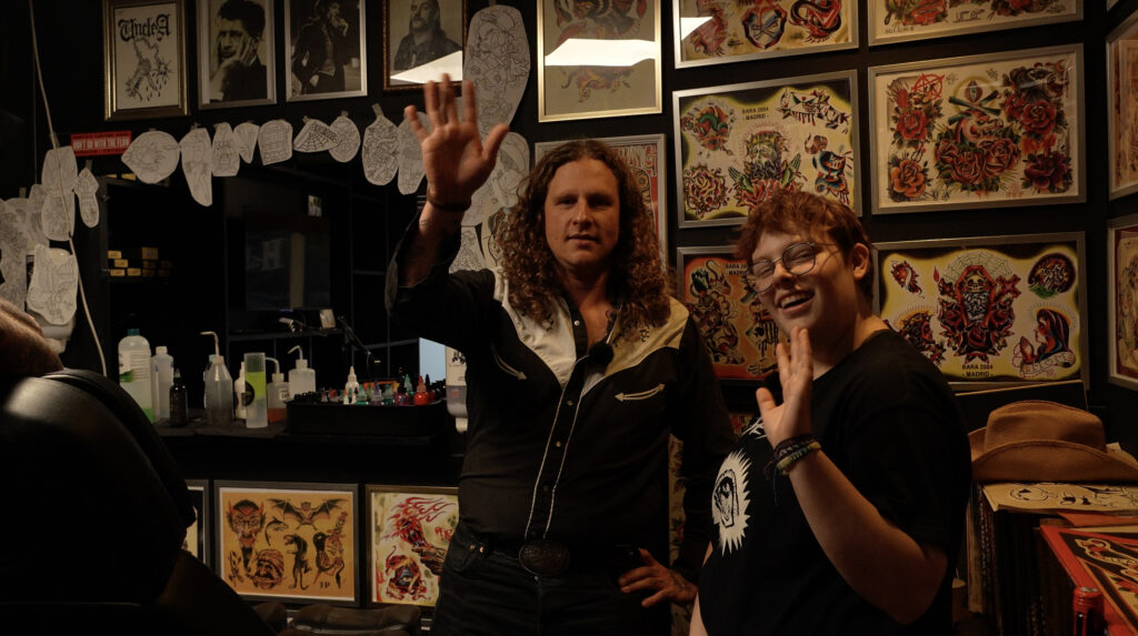 Student Lieke ontwerpt een tattoo voor docent Pieter