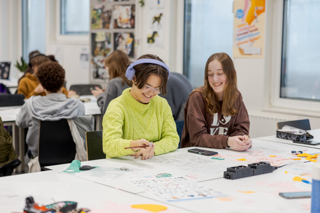 Studenten zijn aan het werk met een nieuw project. Hiervoor maken ze schetsen.