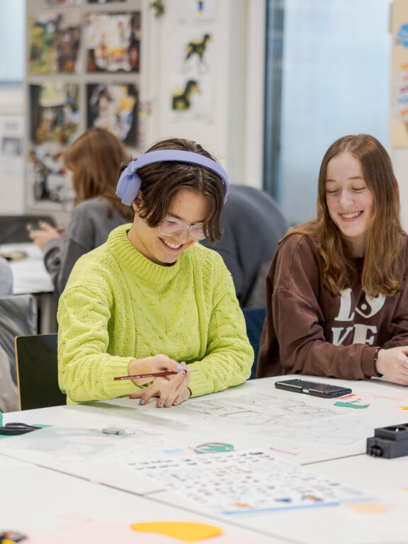 Studenten zijn aan het werk met een nieuw project. Hiervoor maken ze schetsen.
