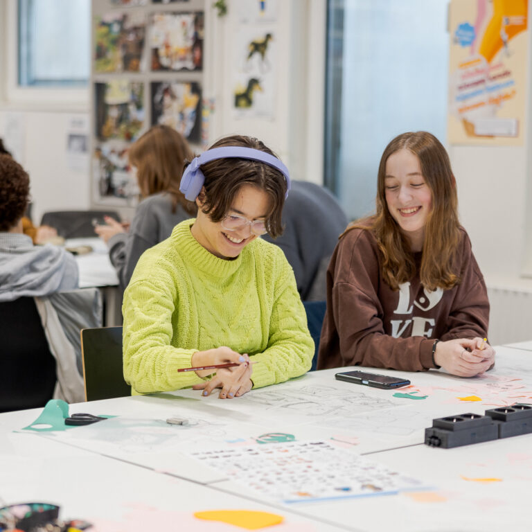 Studenten zijn aan het werk met een nieuw project. Hiervoor maken ze schetsen.
