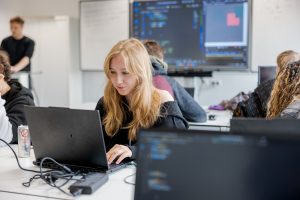 Student werkt aan een ontwerp voor een animatie