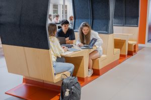 Studenten werken samen aan een groepsproject