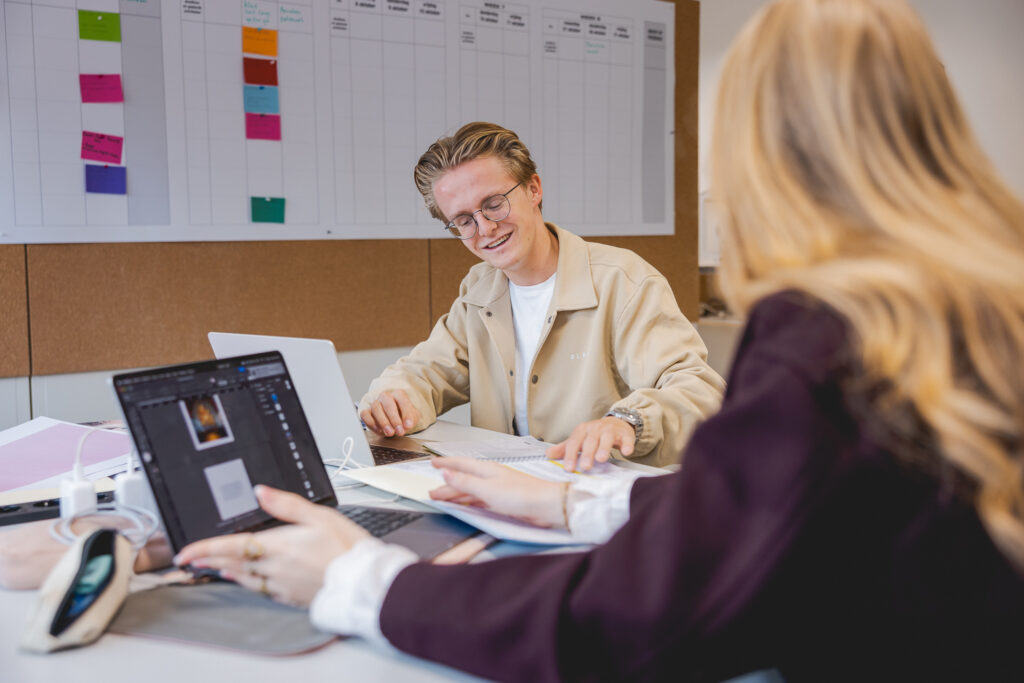 Twee studenten aan het overleggen