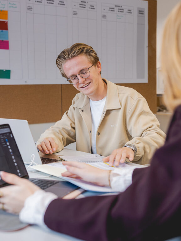 Twee studenten aan het overleggen