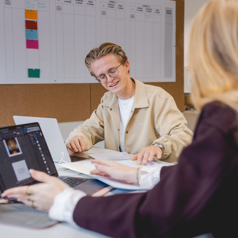 Twee studenten aan het overleggen