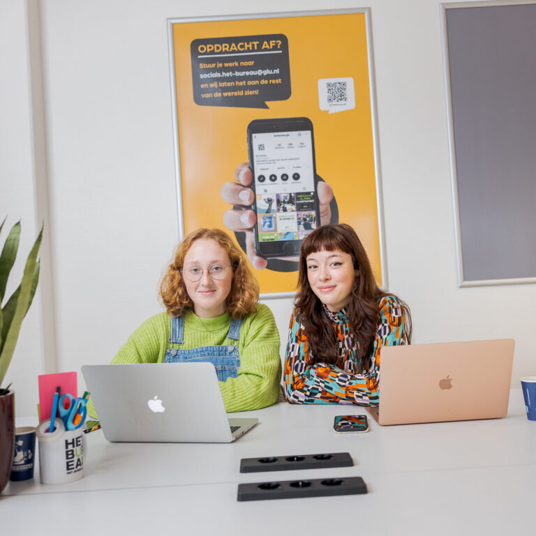 Twee studenten aan het werk bij Het BUREAU