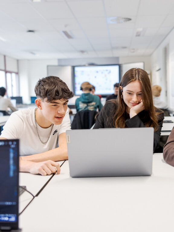 Studenten Creative Software Development zijn samen aan het werk aan hun nieuwe project.