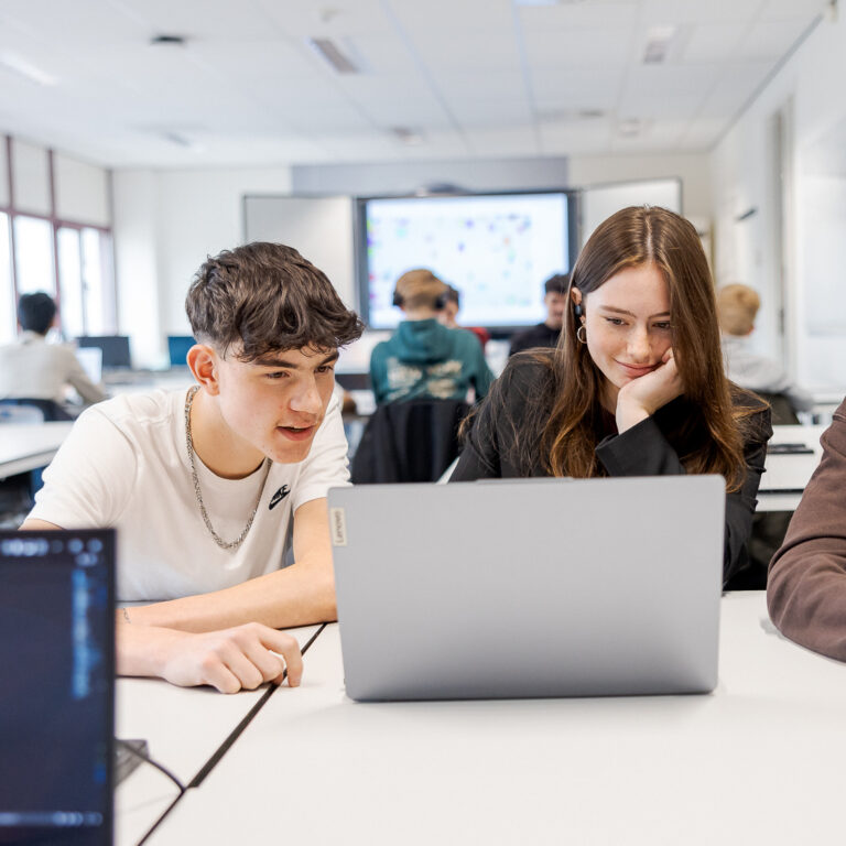Studenten Creative Software Development zijn samen aan het werk aan hun nieuwe project.