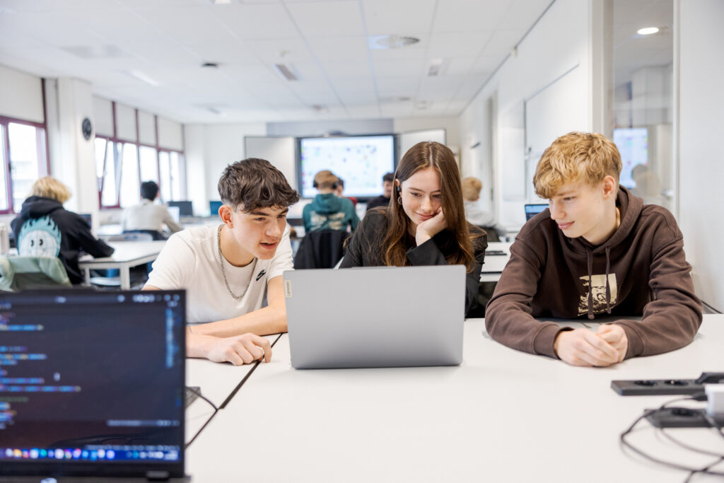Studenten Creative Software Development zijn samen aan het werk aan hun nieuwe project.