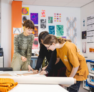 Studenten Mediamaken werken samen aan hun nieuwe project.
