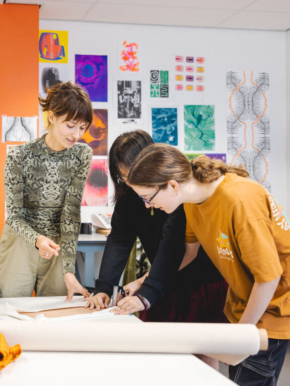 Studenten Mediamaken werken samen aan hun nieuwe project.