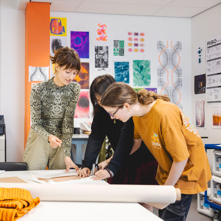 Studenten Mediamaken werken samen aan hun nieuwe project.