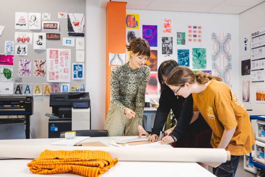 Studenten Mediamaken werken samen aan hun nieuwe project.