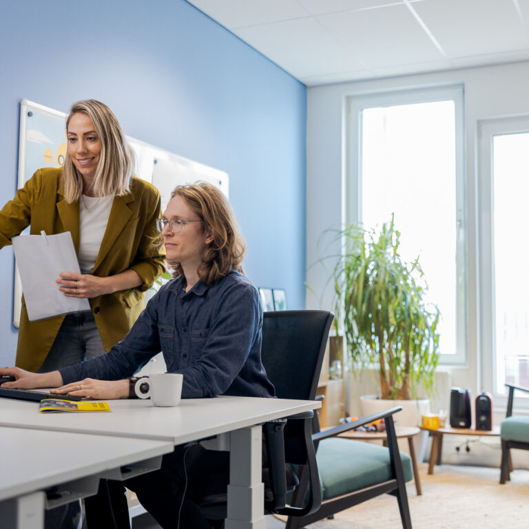 Twee collega's werken met elkaar samen.