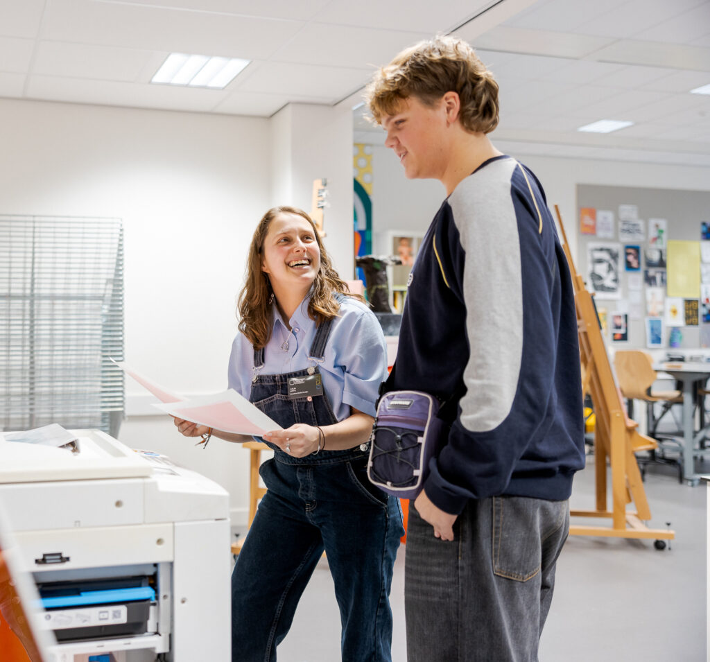 Docent met studiekiezer tijdens een Open Dag