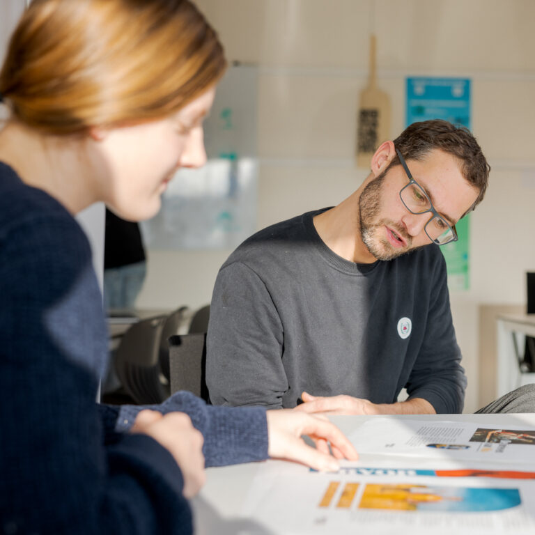 Docent bekijkt het werk van een student