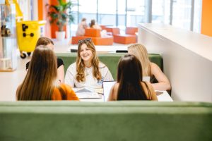 Studenten werken samen aan de pitch