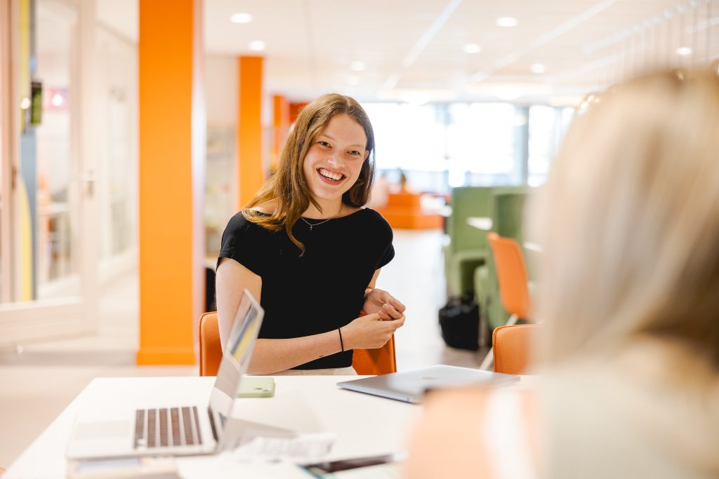 Student in gesprek met de klant