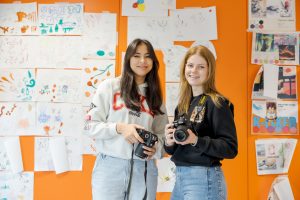 Studenten bekijken de foto's die ze net hebben gemaakt